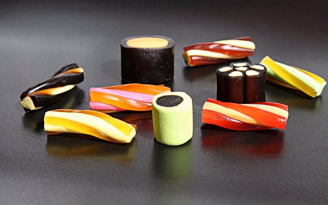 Bombones de chocolate negro artesanal con una envoltura de papel kraft tradicional